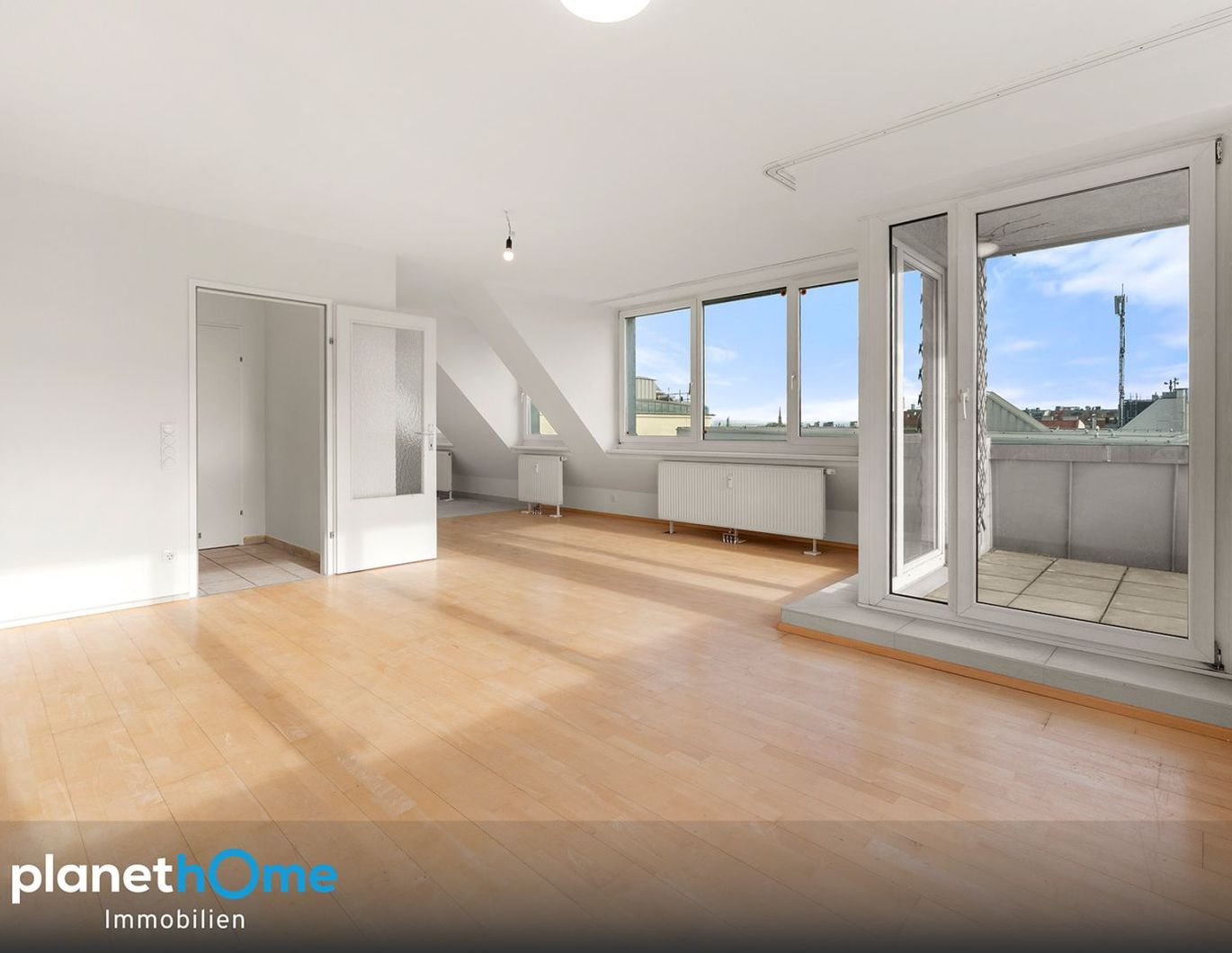 Lichtdurchflutete Dachgeschosswohnung mit traumhaftem Weitblick