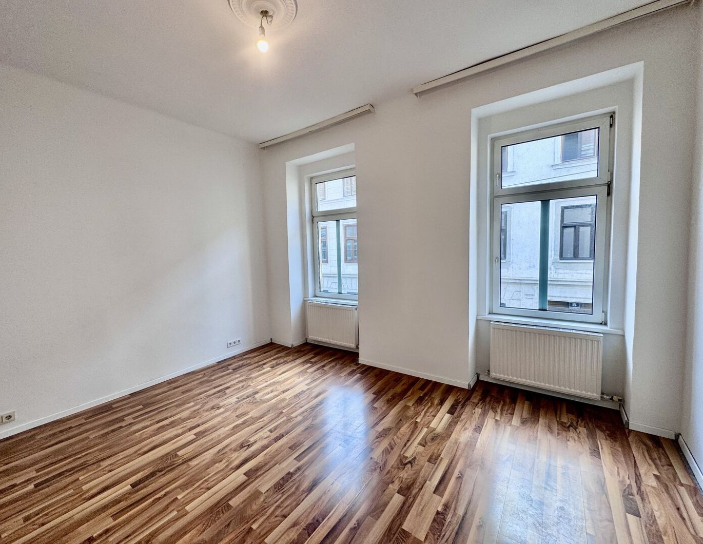 ALTBAUWOHNUNG NÄHE MARIAHILFER STRAßE - CHARMANTE;HELLE ALTBAUWOHNUNG - IDEAL FÜR WG ODER FAMILIE!