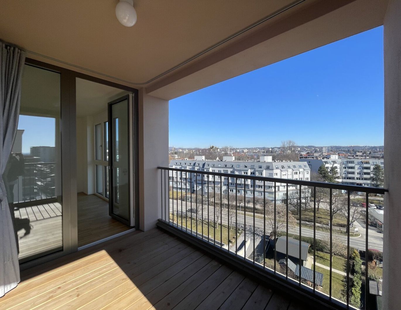 Lichtdurchflutete 3-Zimmer-Wohnung mit überdachtem Balkon im obersten Stockwerk