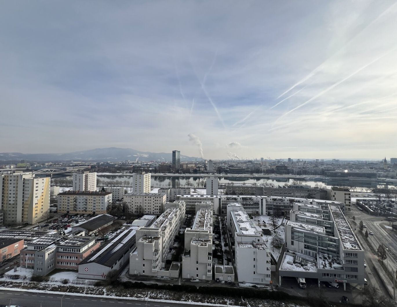 Hochwertige, vollmöblierte 3-Zimmer-Stadtwohnung im Bruckner Tower mit Weitblick