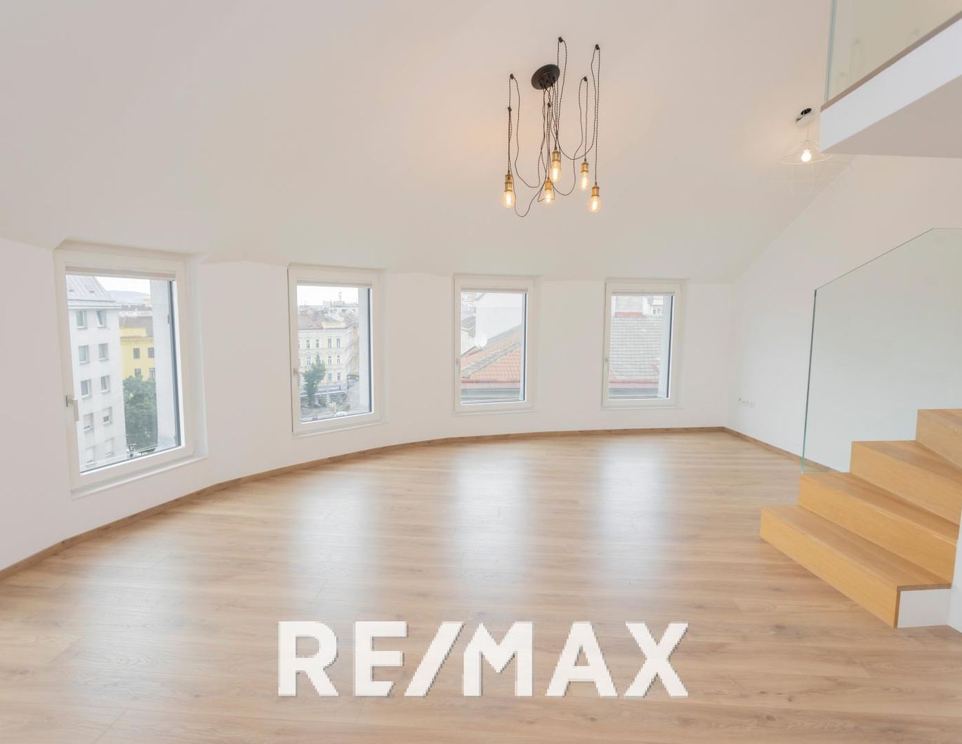 Exklusive Dachgeschoss-Maisonette mit 360° Wienblick und drei Terrassen - 1100 Wien
