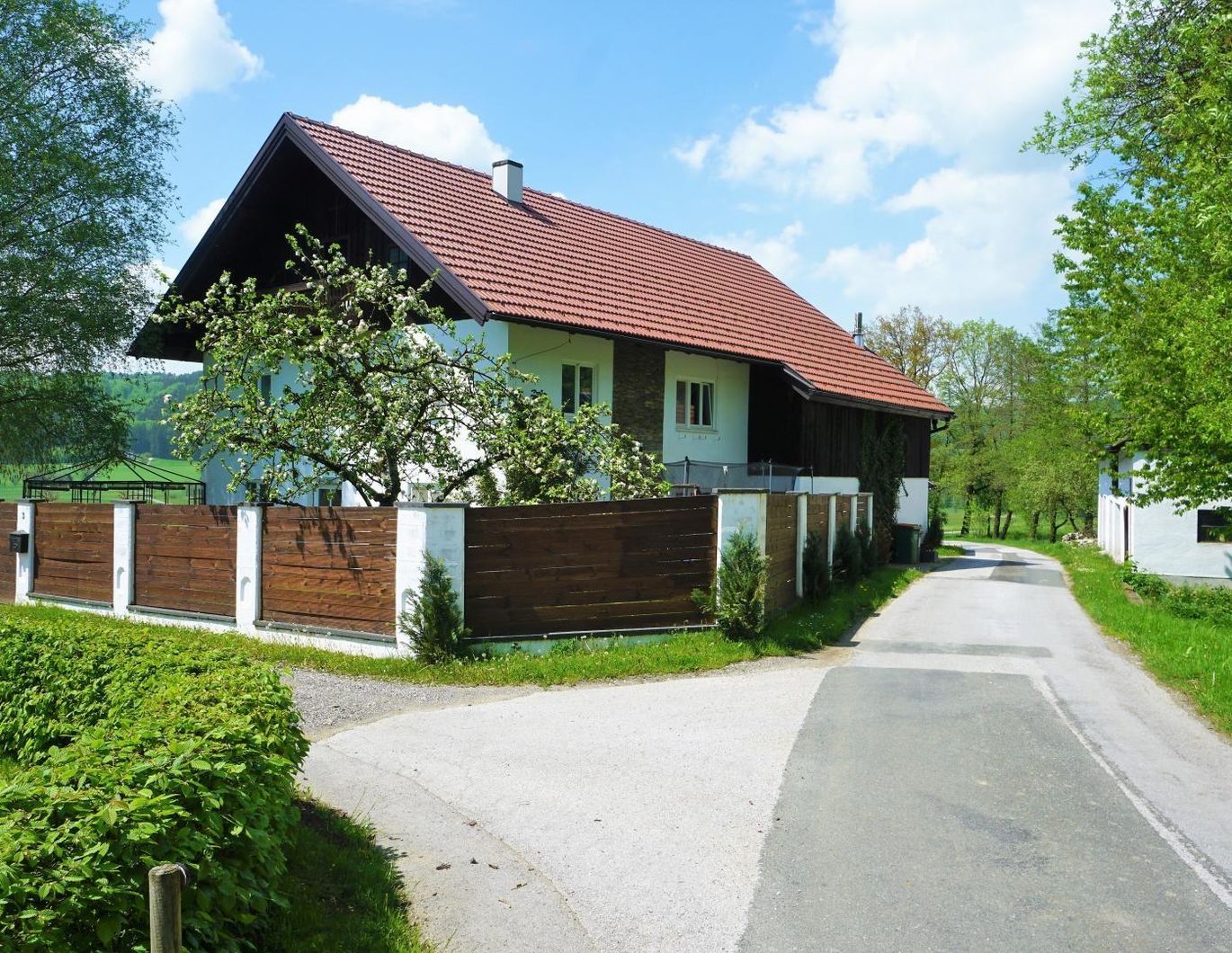 Bauernhaus mit Nebengebäude und Feldern in Durchham