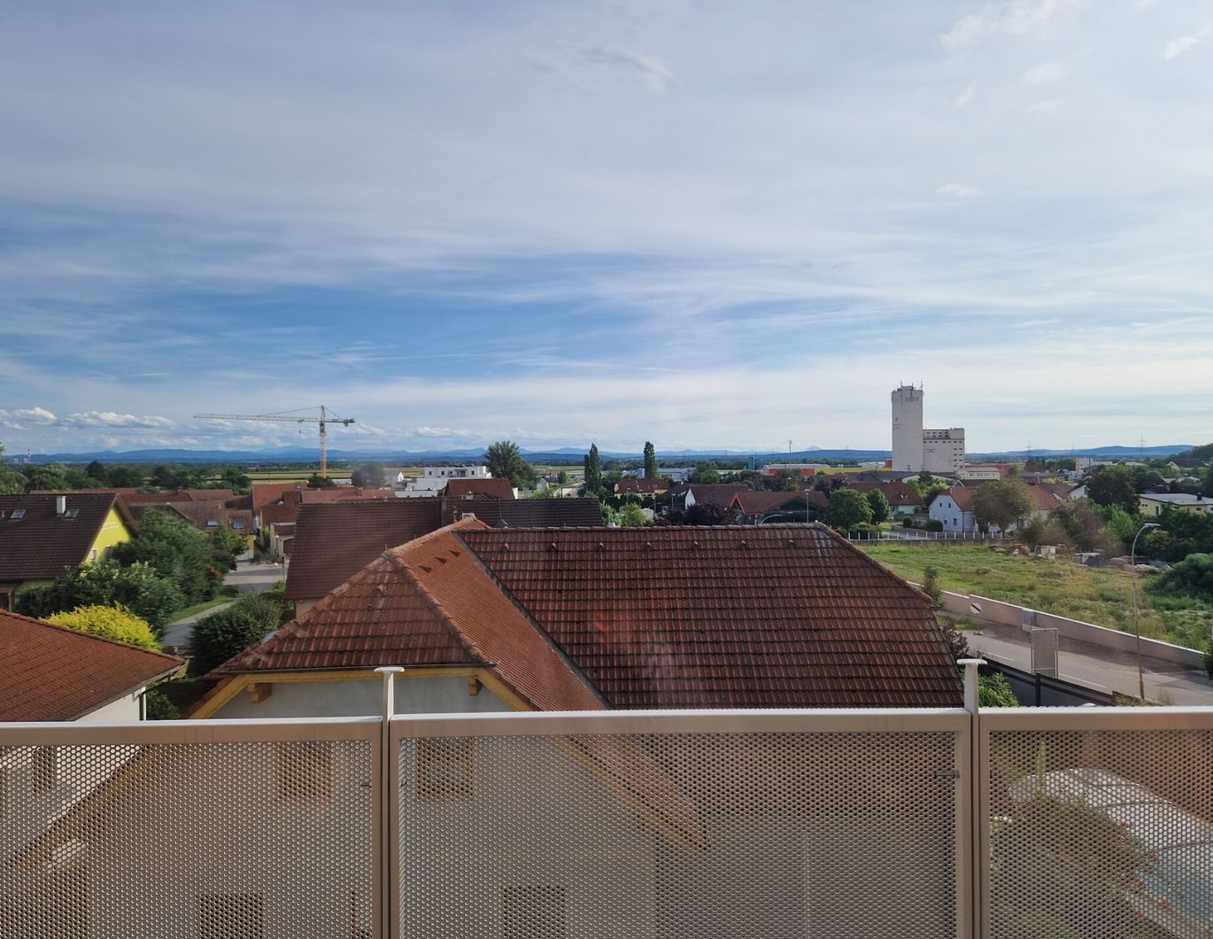 HOCH HINAUS - TRAUMHAFTE DACHGESCHOSSECKWOHNUNG MIT IMPOSANTER SONNENTERRASSE UND FERNBLICK - PROVISIONSFREI