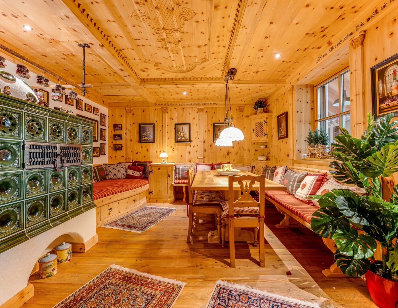 Exklusive Landhaus-Villa nahe Mindelheim (Unterallgäu) - ca. 437 m², Aufzug, Einliegerwohnung, Wintergarten, Weinkeller/Wellness, 3 Garagen