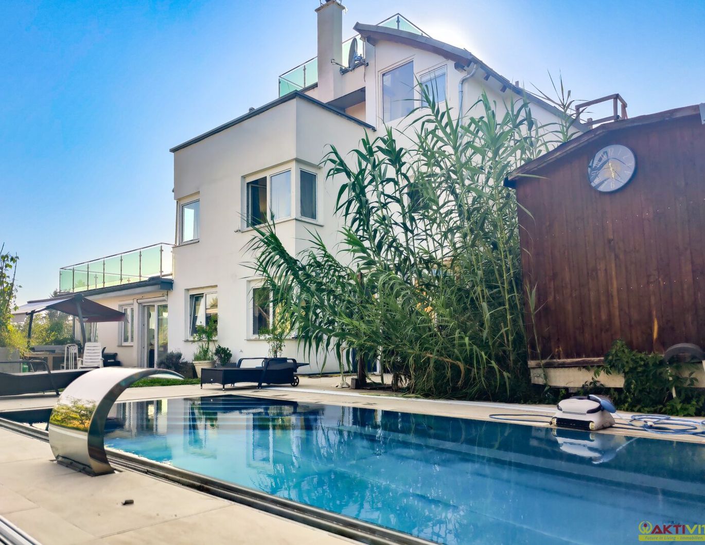 Panoramablick trifft Luxus: Exklusive Villa mit Pool und Seeblick in Krumpendorf.