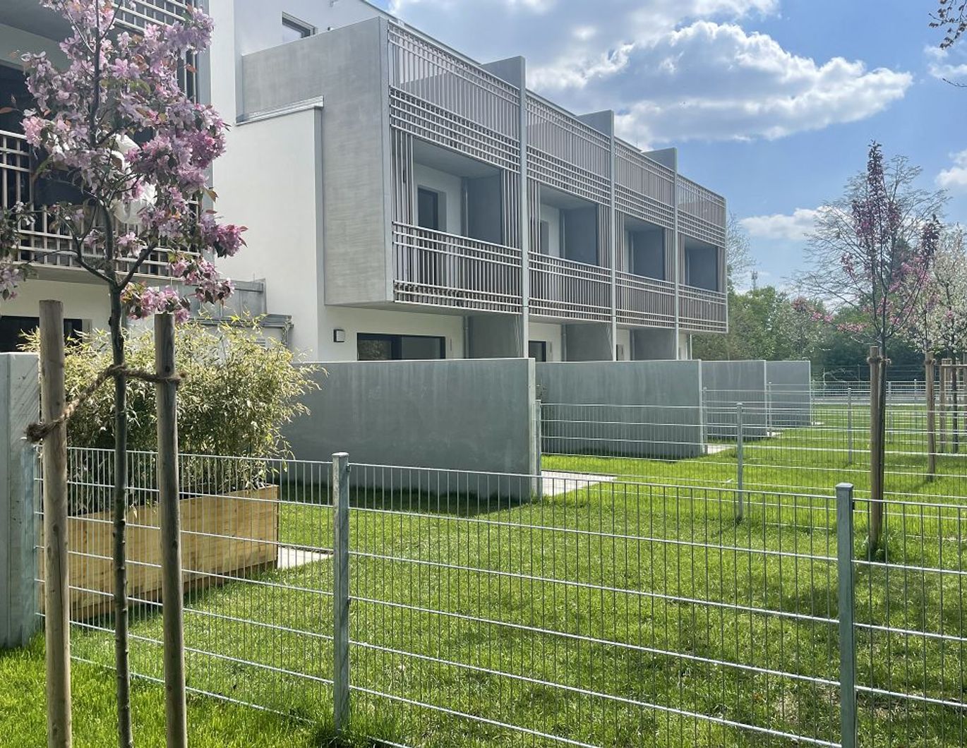 PROVISIONSFREI & BEZUGSFERTIG: Reihenhaus mit Eigengarten, 4 Schlafzimmern & 90 m² Außenflächen!