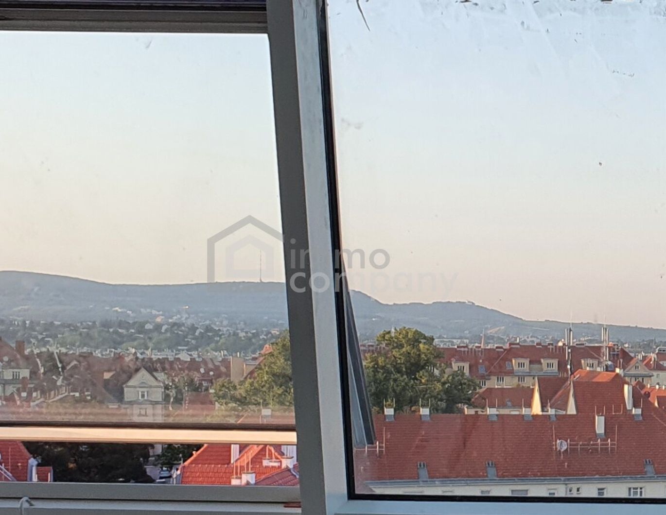 Helle Altbauwohnung mit Balkon, Lift und traumhaftem Fernblick - nur €240.000