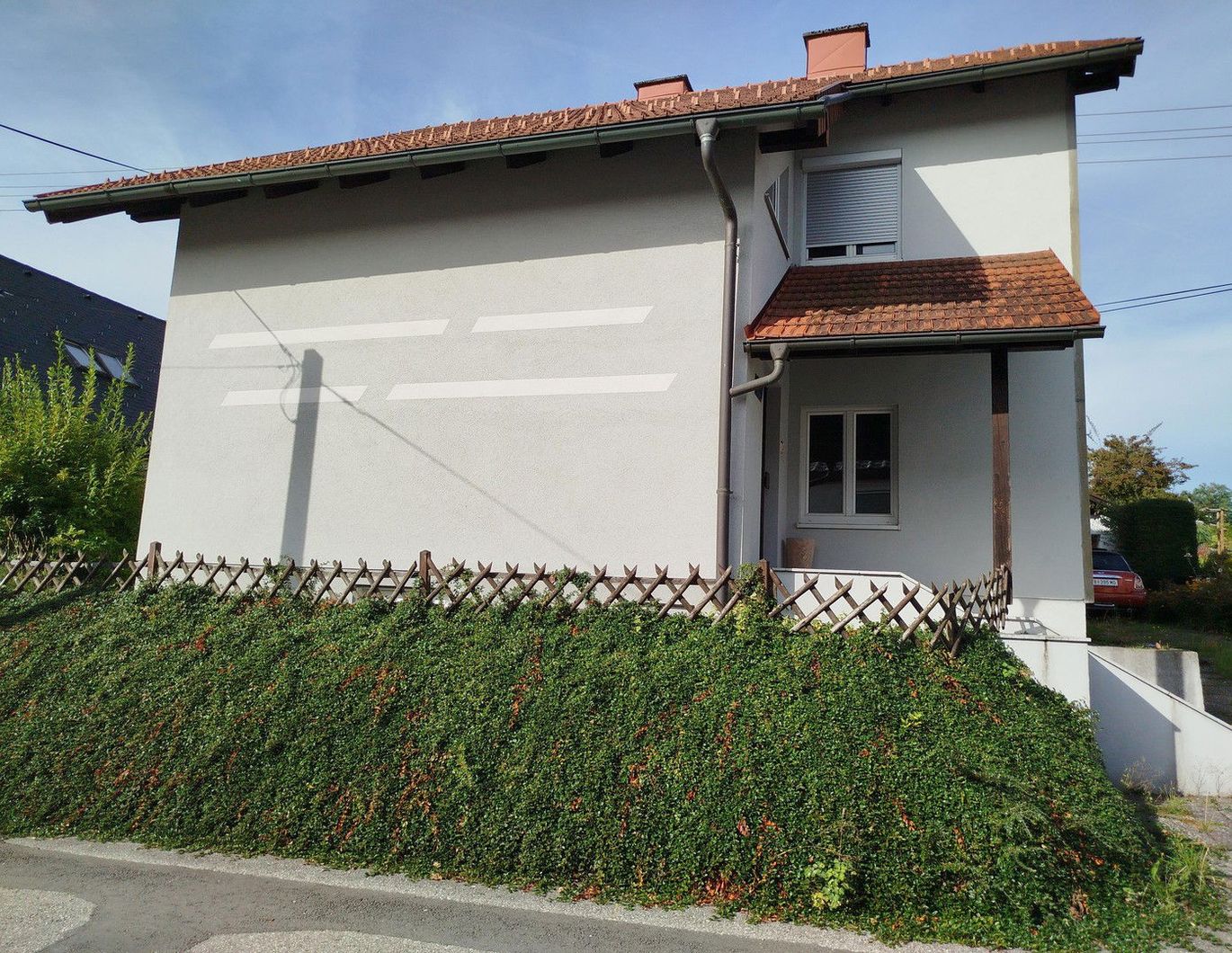 Familienhaus mit Extra-Optionen: 2 Wohneinheiten, Gartenhütte mit Ofen & Montagegrube in der Garage