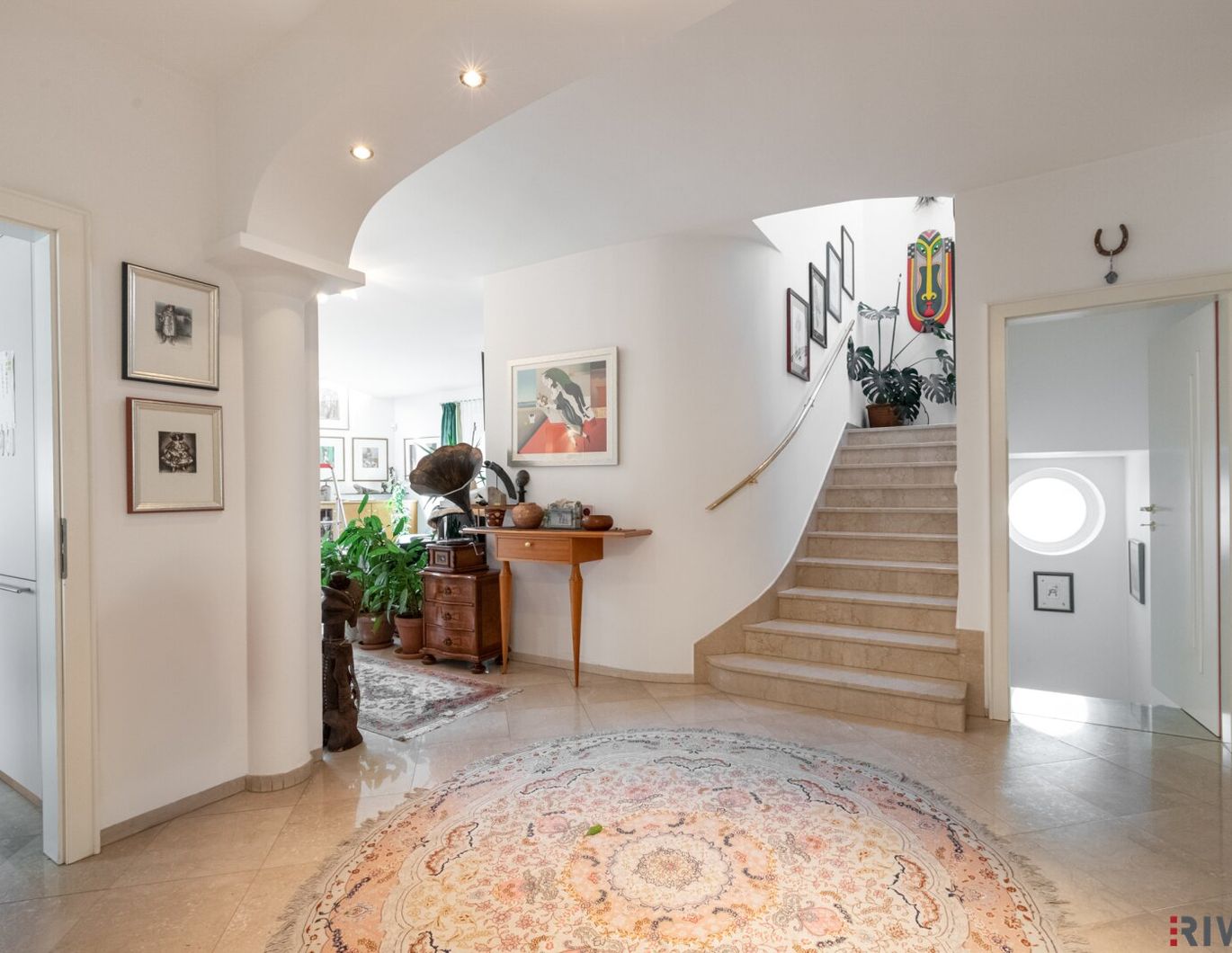 RESIDIEREN BEIM ROTEN BERG II GARAGE II SAUNA II NEUE PV-ANLAGE II 6 ZIMMER II 4 BÄDER II 54m² WOHNZIMMER MIT KAMIN II 2 TERRASSEN II BALKON II GARTEN II GROSSER KELLER