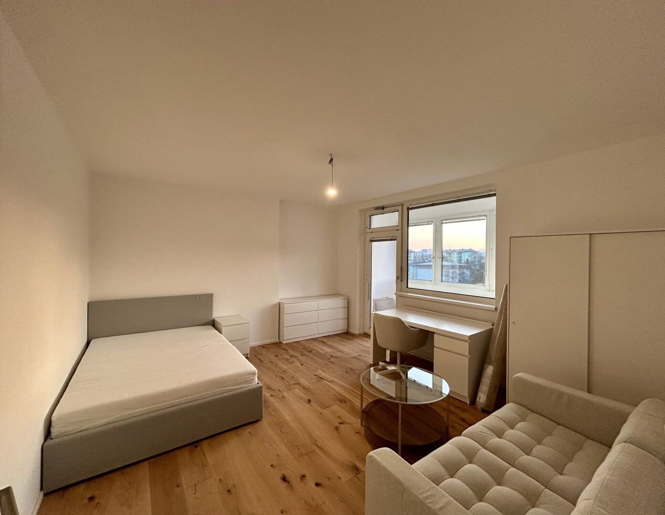 Möbliertes Zimmer in 2er-Frauen-WG direkt neben der JKU mit Loggia & Pöstlingbergblick