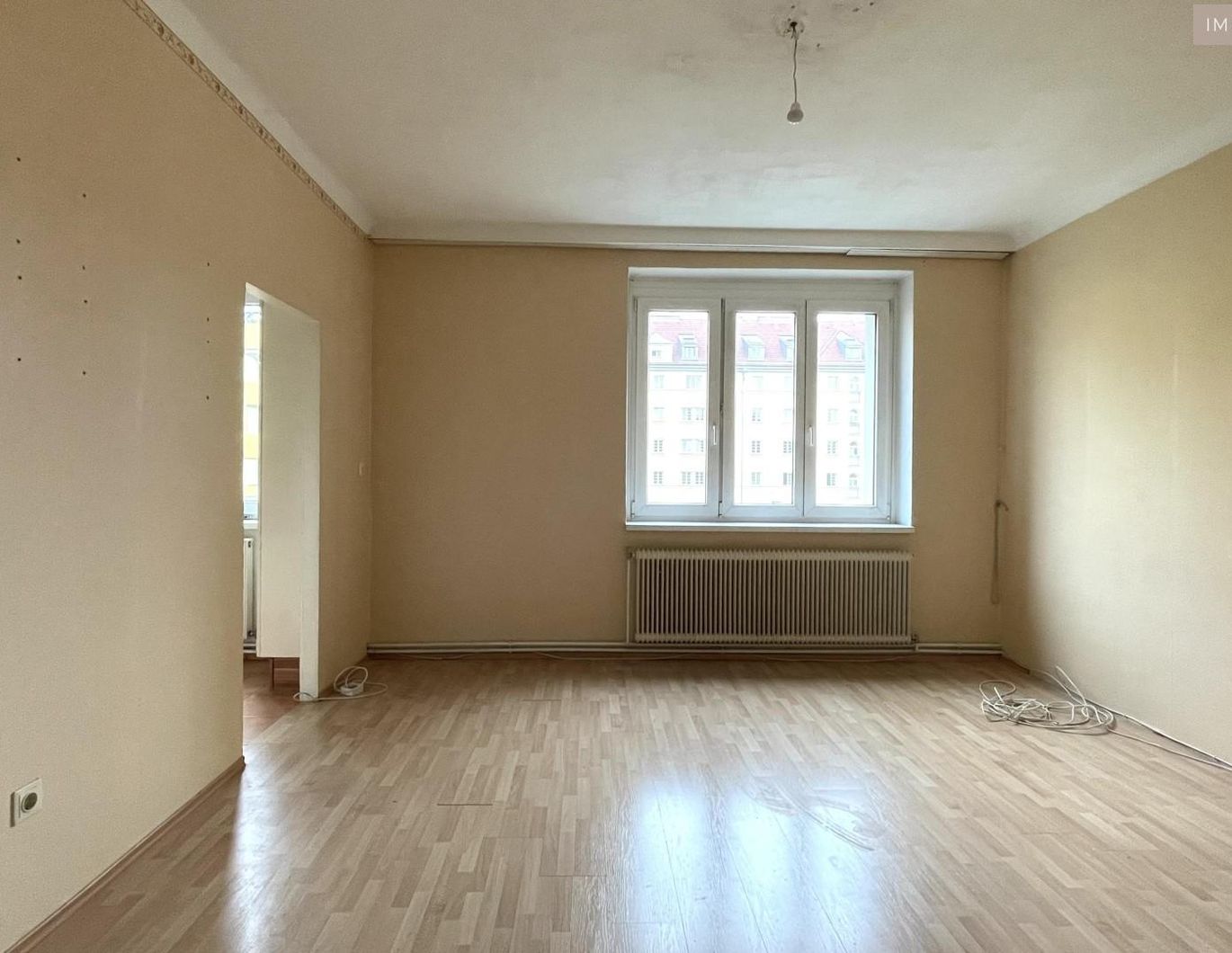 Sanierungsbedürftige 4- bis 5-Zimmer-Wohnung mit 2 Bädern/2WCs in S-Bahn-Nähe