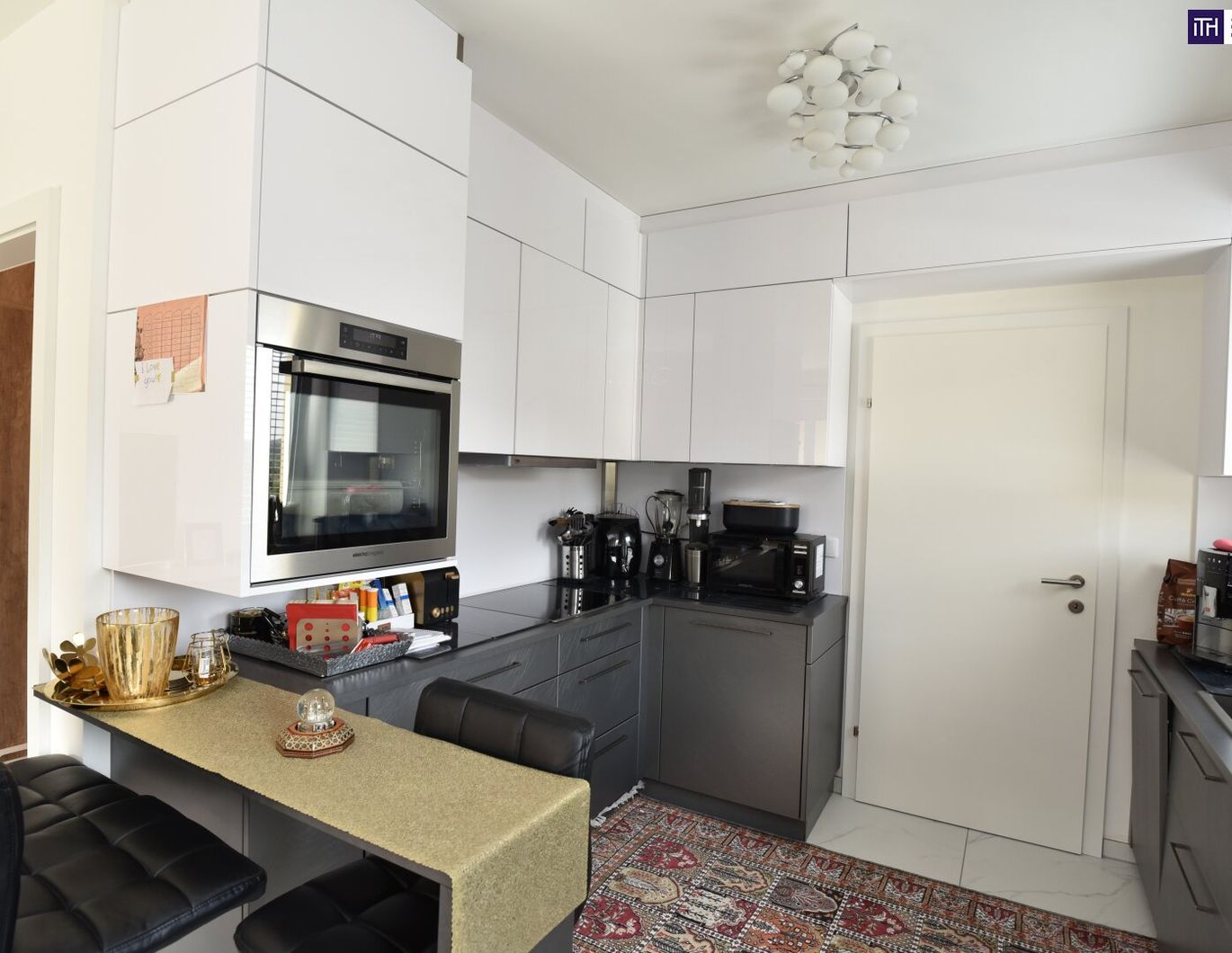 NOTVERKAUF! Schneller Verkauf aus gesundheitlichen Gründen - jetzt diese Gelegenheit ergreifen und gleichzeitig helfen! Grünoase mit Panoramablick: 3-Zimmer-Wohnung mit Süd/West-Dachterrasse!