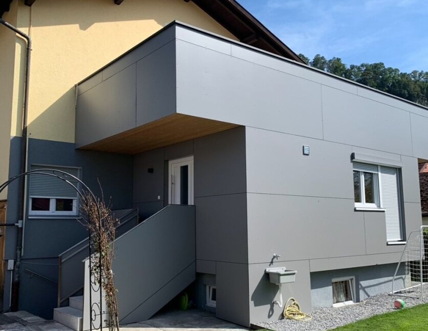 komplett modernisiert: 2,5-Zimmer-Wohnung mit Balkon