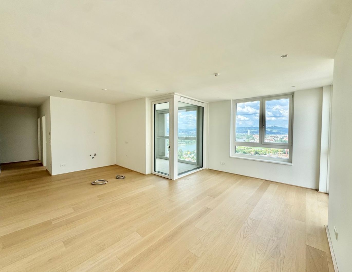 Stadtleben mit Weitblick und Pool: 3 Zimmer Hochhauswohnung zum Verlieben. Provisionsfrei und Erstbezug - U1 Kagran