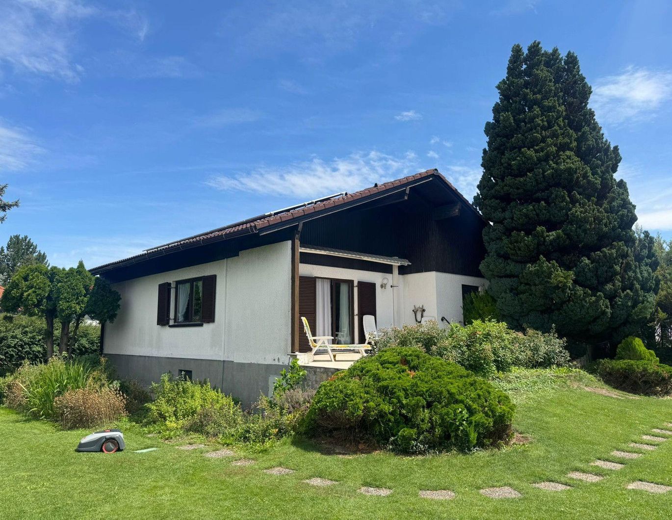 Süd West Eckgrundstück mit gepflegtem Haus