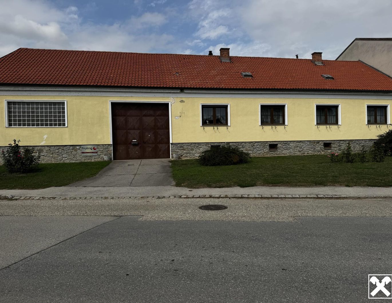 Ehemaliger Bauernhof mit Wohnhaus, Innenhof & Nebengebäuden & Pferdeoption