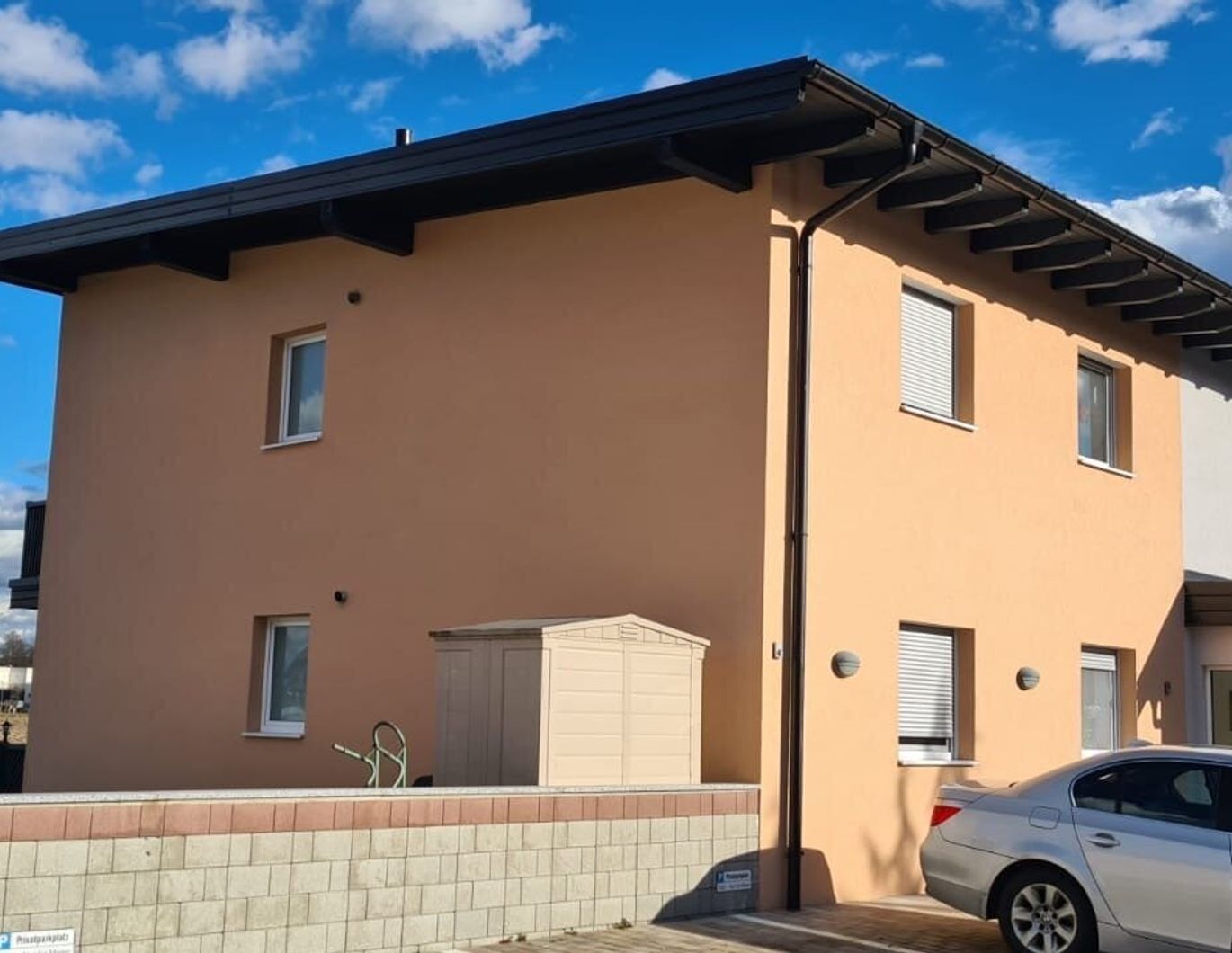 K3 präsentiert 3-Zimmerwohnung mit großer Sonnenterrasse und zwei Parkplätzen in absoluter Ruhelage