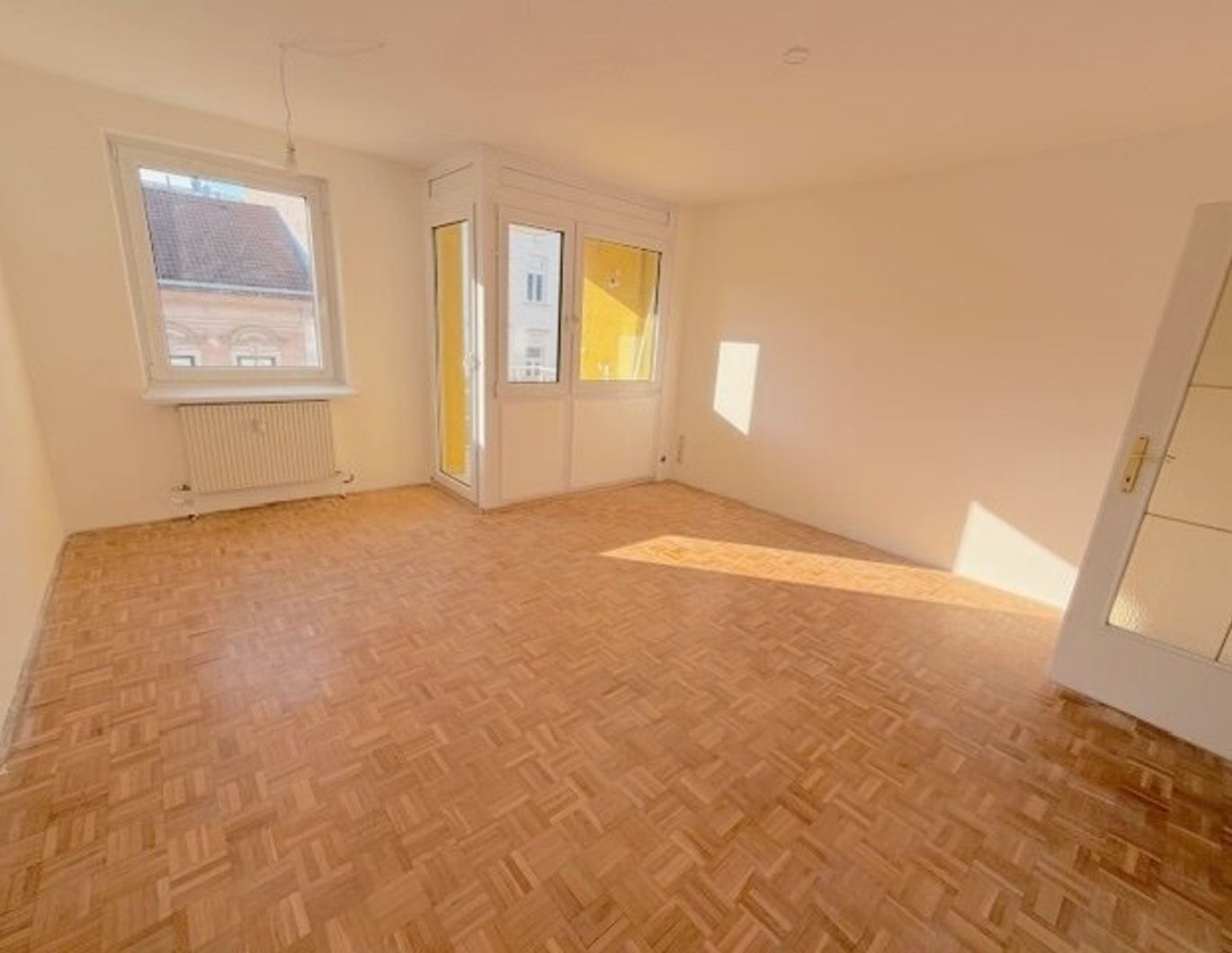 PROVISIONSFREI VOM EIGENTÜMER! UNSANIERTE 3-ZIMMER WOHNUNG MIT LOGGIA BEIM COLOSSEUM21!