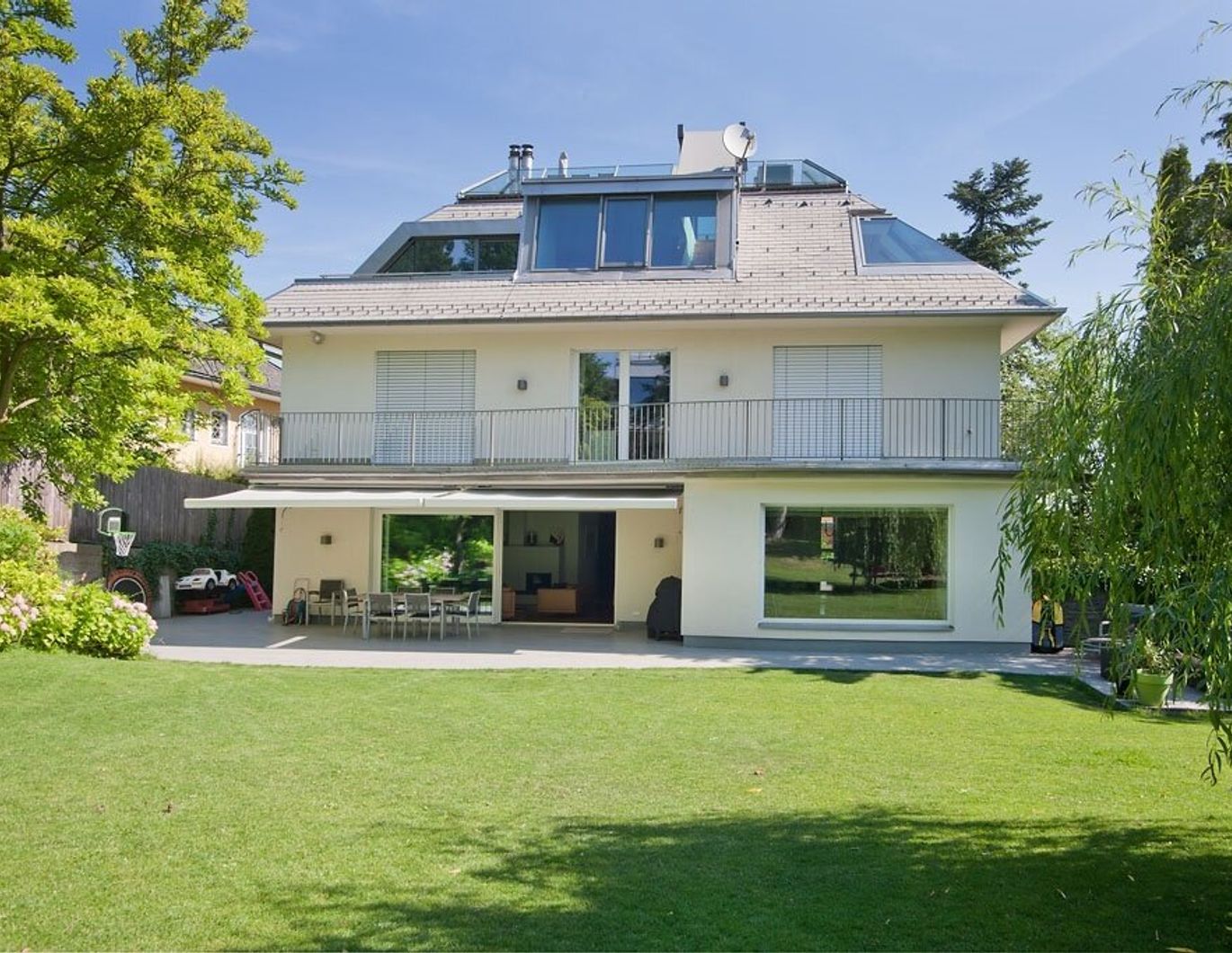 Luxus-Gartenwohnung in Zweifamilienhaus