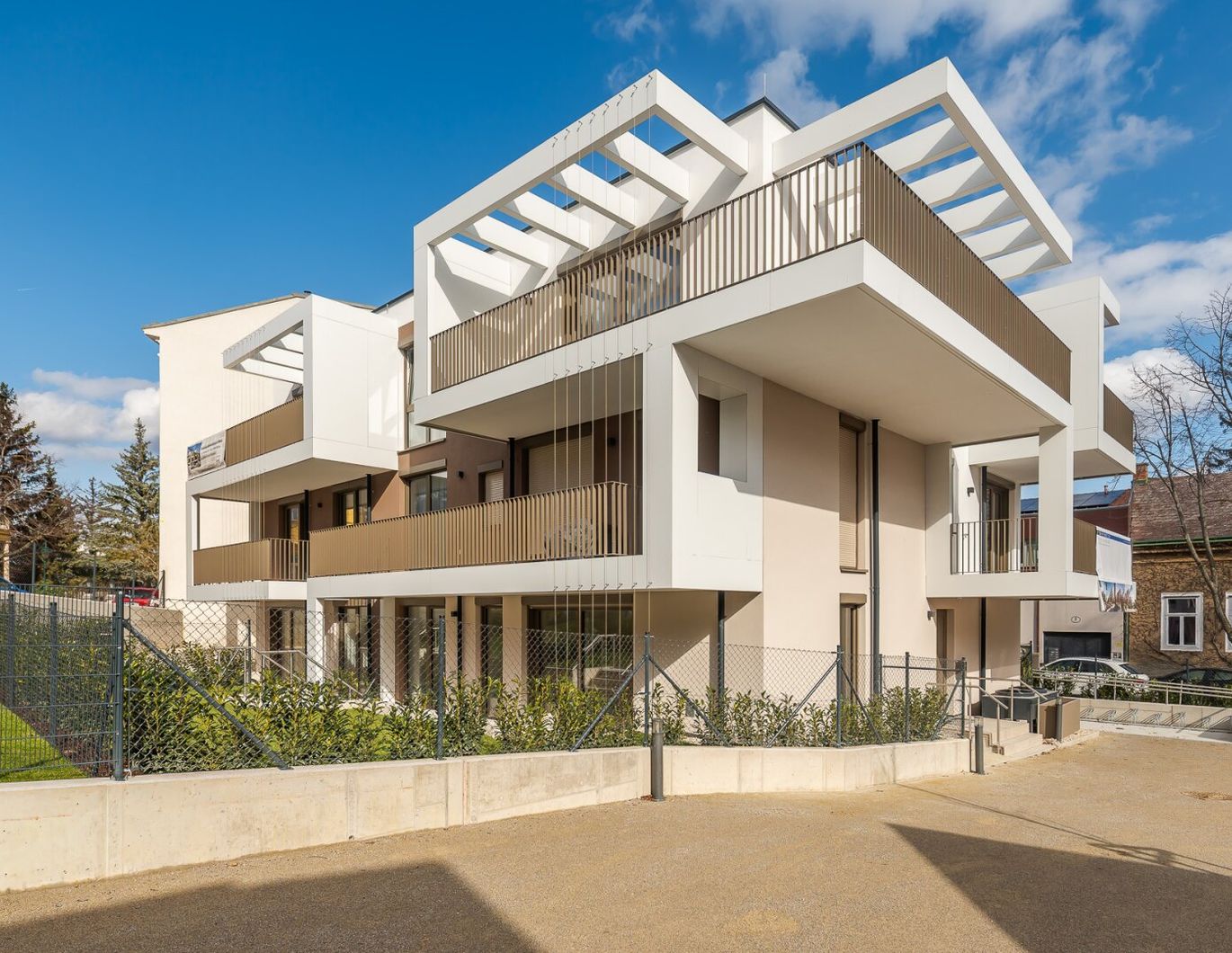 Erstbezug - ab sofort!: 4 Zimmer Maisonette-Wohnung mit Balkonen, moderner Ausstattung + Parkplatz (optional)