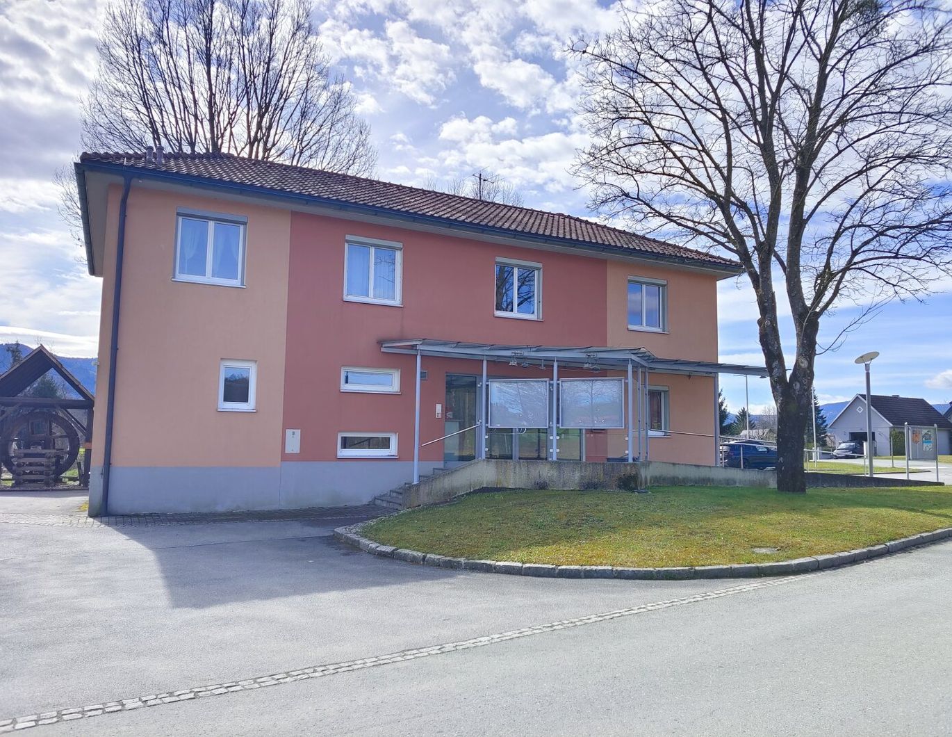 Entwicklungsfähiges Wohnbauprojekt in attraktiver Wohnsiedlung und mehreren Parkplätzen