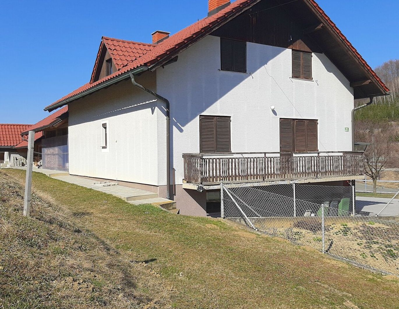 Nur 2 Minuten von der österreichischen Grenze entfernt - auf slowenischer Seite! Ein- bis Zweifamilienhaus in sonniger Lage sucht neue Besitzer!