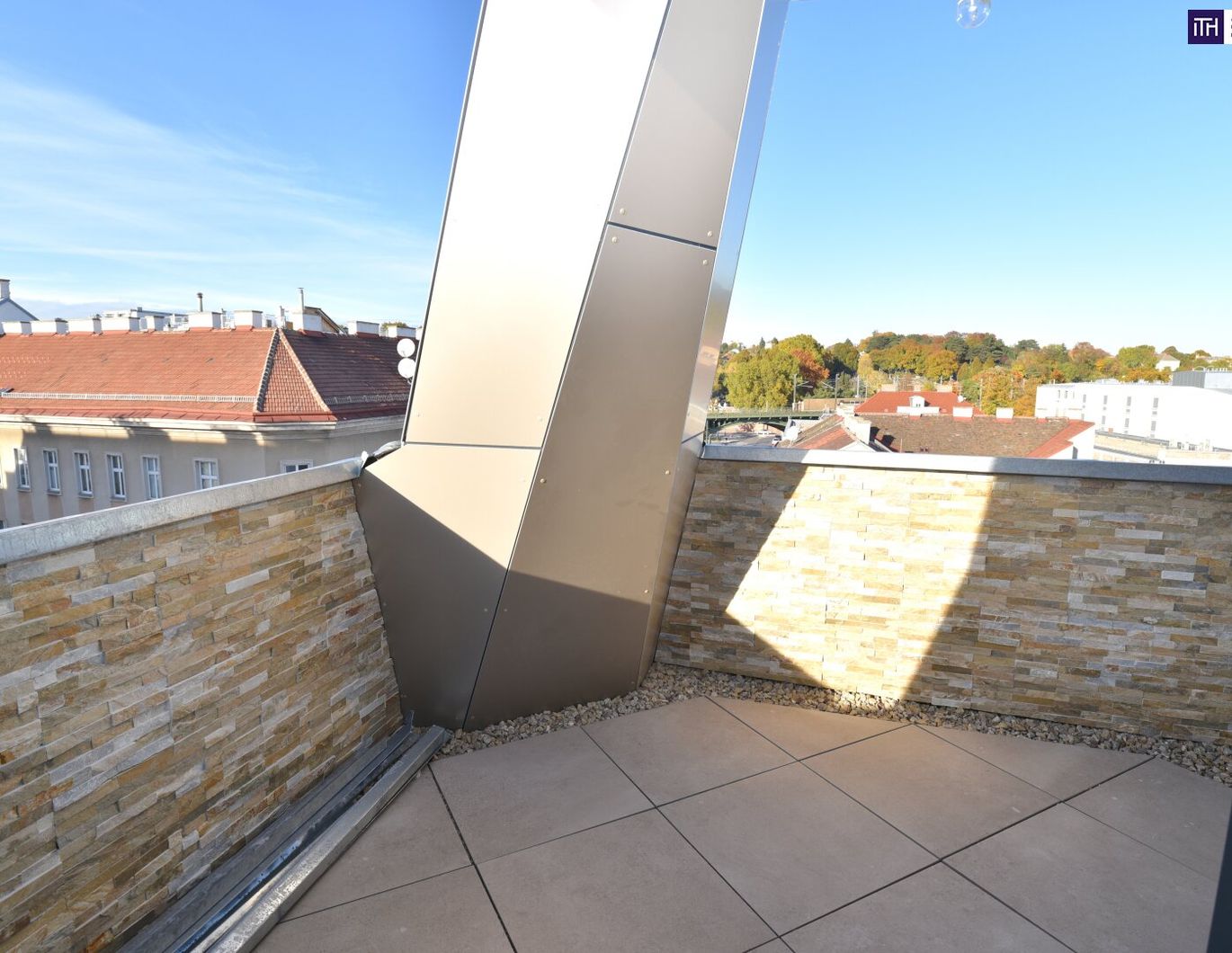 Das Kreative! Extravagante Drei-Zimmer-Wohnung im Dachgeschoss + coole Loggia! NEUWERTIG!