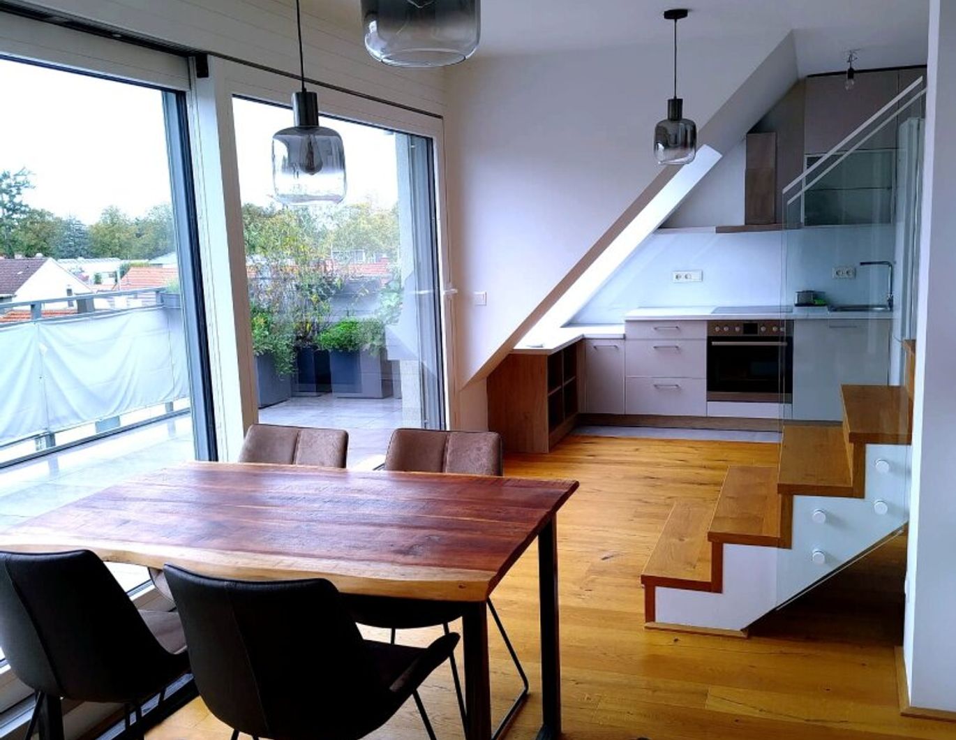 TOP - Neuwertige Dachgeschosswohnung in 1210 Wien - ca. 70 m², 3-Zimmer, ca. 23m² Terrasse und Garagenstellplatz - absolute Ruhelage