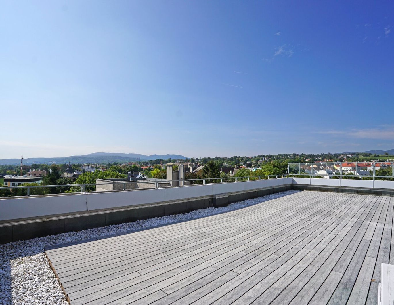 Penthouse-Wohnung | 131 m² Wfl. | 80 m² Dachterrasse mit 270°-Ausblick | PKW-Stellplatz | riesiger Gemeinschaftsgarten | im Zentrum