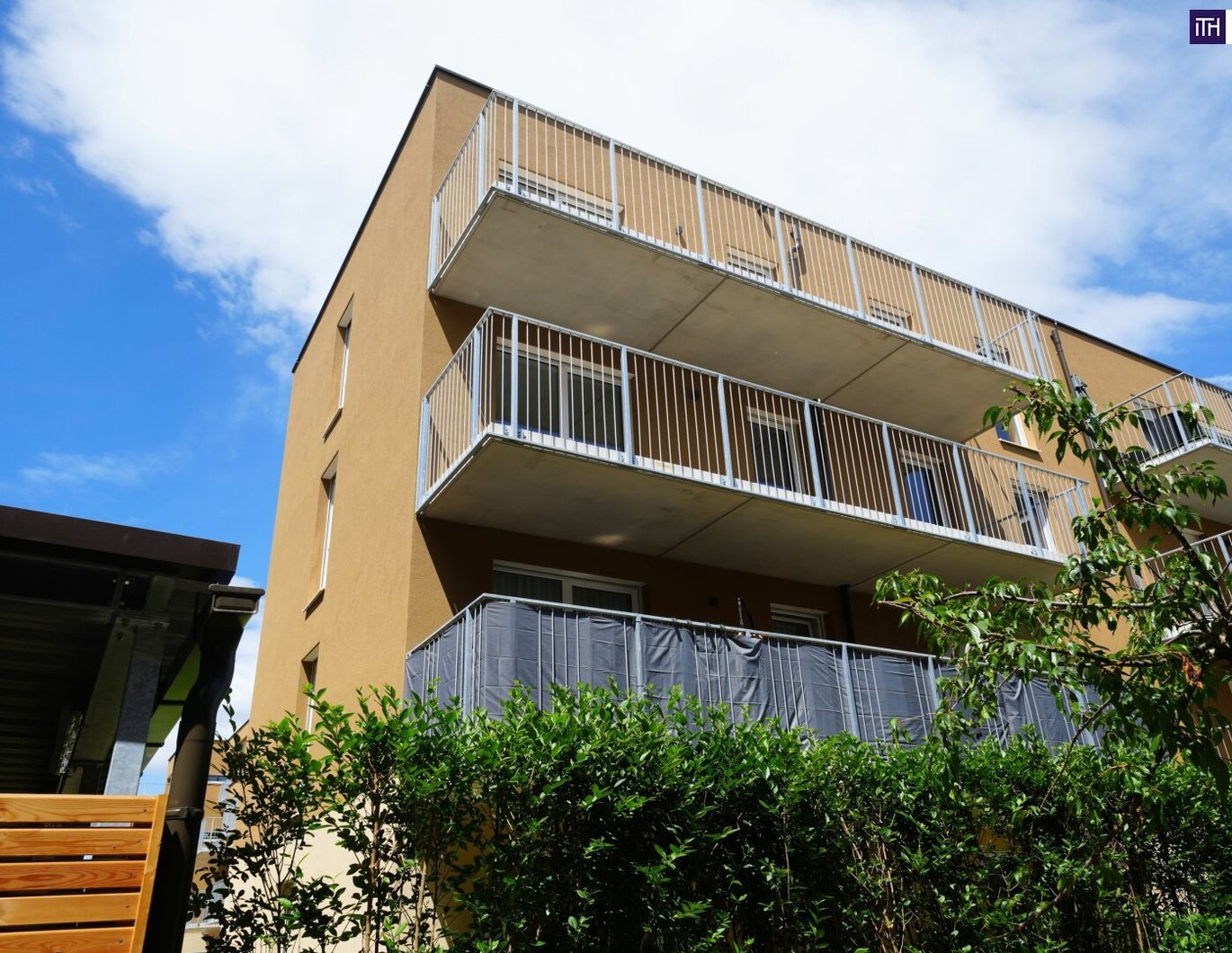 ATTRAKTIV!!! Lichtdurchflutete 2-Zimmer-Neubauwohnung mit Südwestausrichtung, großzügigem Balkon, exklusiver Tischlerküche und Tiefgaragenplatz.