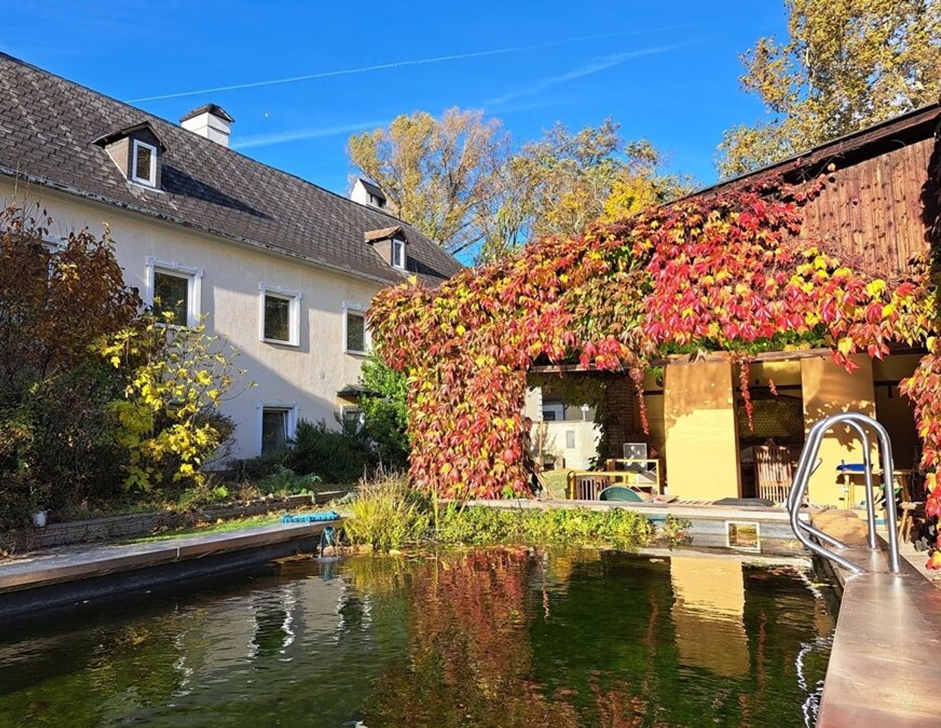 Altehrwürdiges Ambiente - beindruckende, hausähnliche Groß-Wohnung - mit Stuck- und Gewölbedecken - in Tribuswinkel/ Baden bei Wien - eigene Terrasse & Grünfläche - Poolmitbenützung!