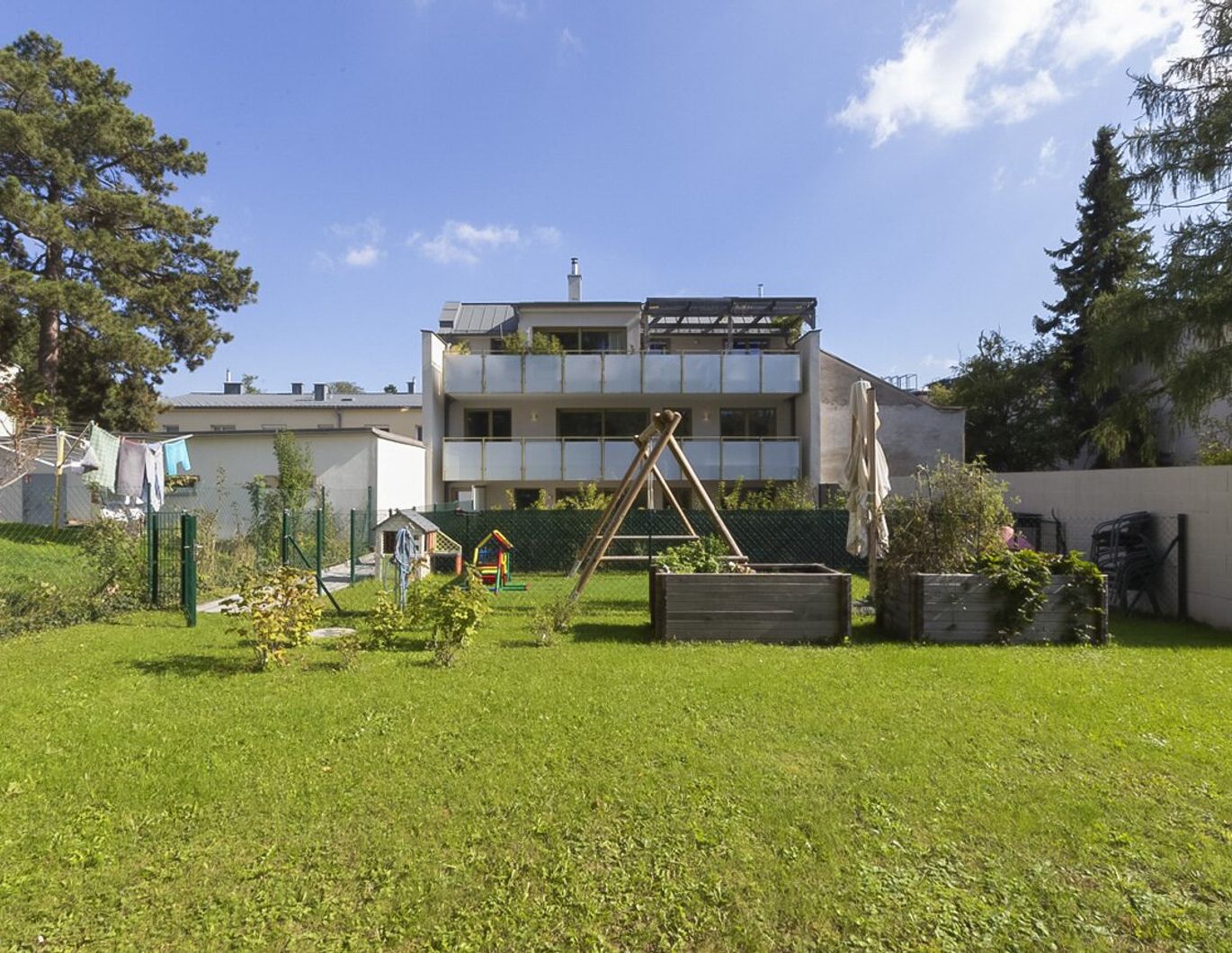 Sehr helle 5 Zimmer Familienwohnung mit westseitigem Balkon, Eigengarten und PKW-Stellplatz