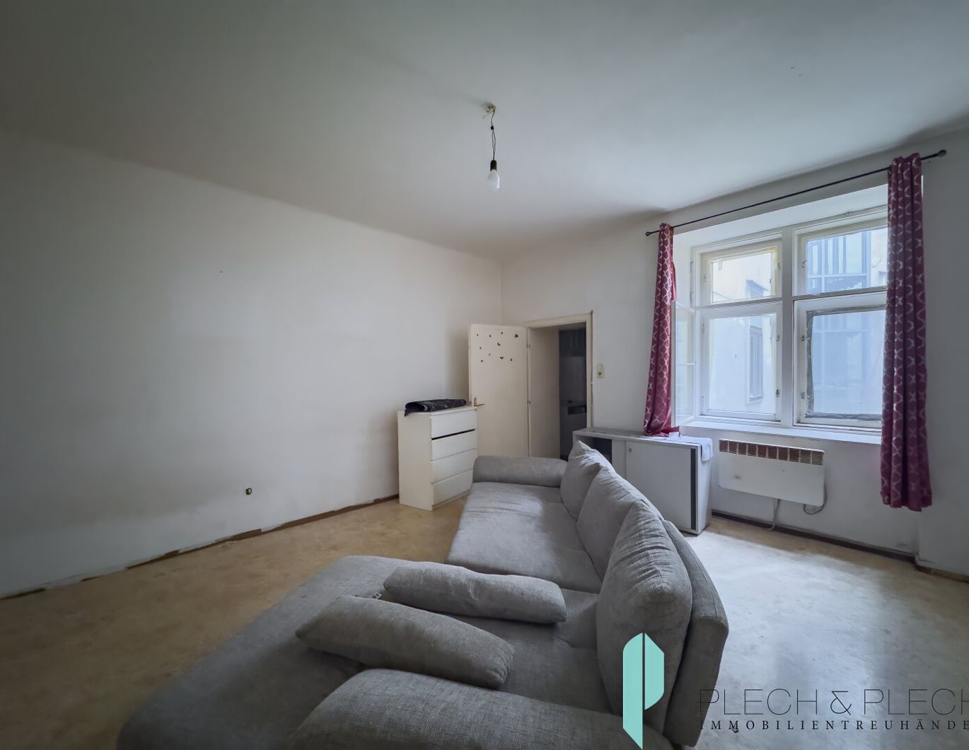 Sanierungsbedürftig / Hofseitig - 2 Zimmer Altbauwohnung - Erdgeschoss -