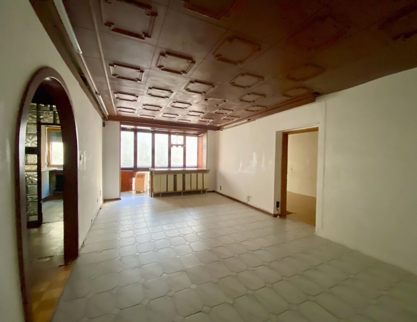 4 ZIMMER-Wohnung zu SANIEREN mit HOFSEITIGER LOGGIA