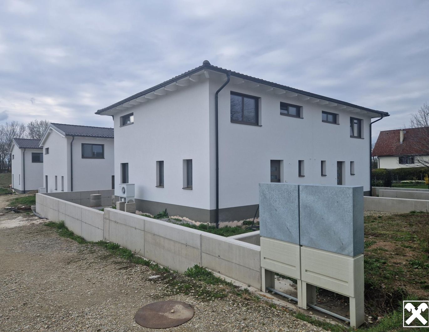 WOHNEN AN DEN DONAUAUEN UND AM WAGRAM: MODERN, MASSIV & HOCHWERTIG WOHNEN IN DER WEINREGION WAGRAM MIT BESTER INFRASTRUKTUR UND VERKEHRSANBINDUNG
