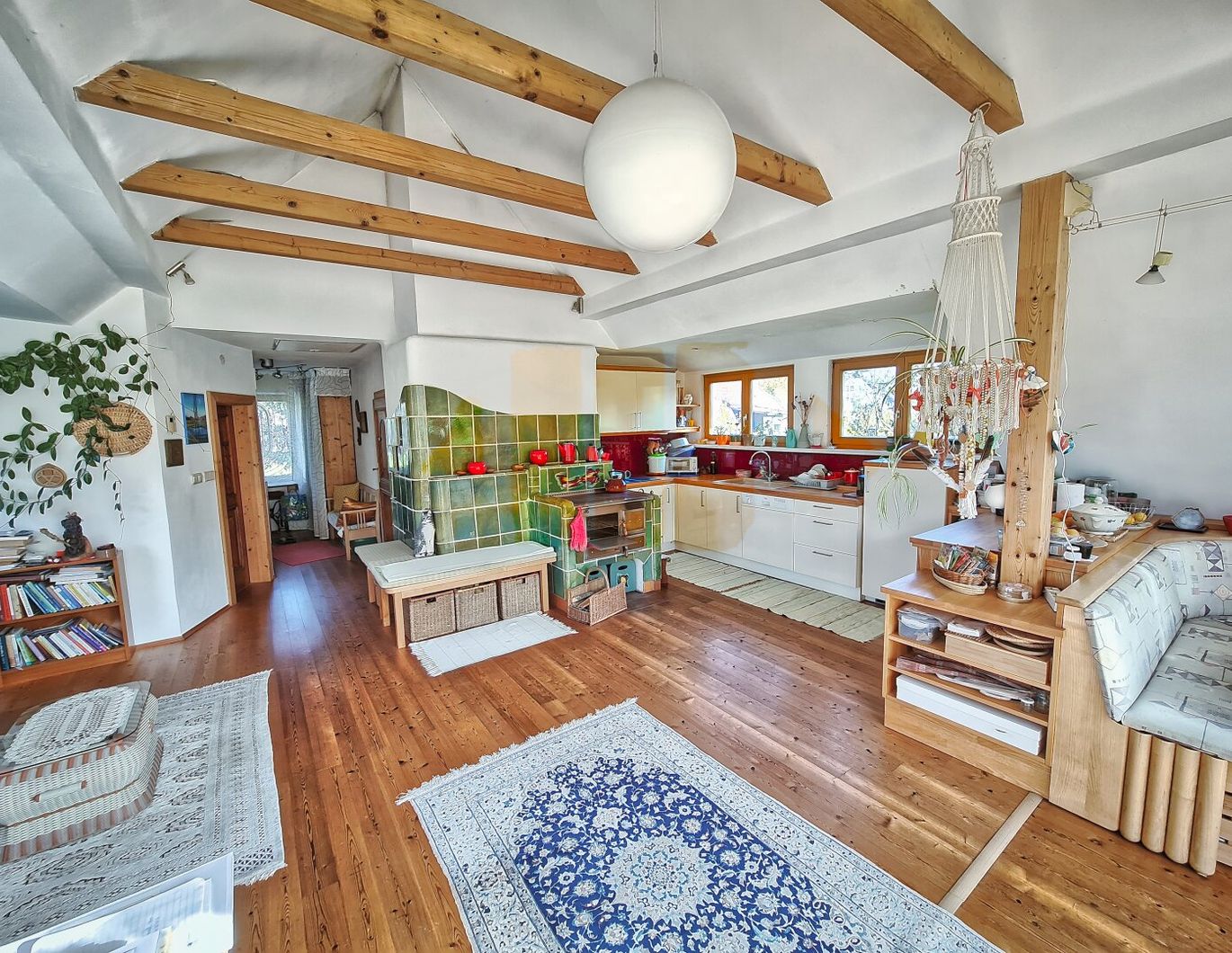 Teilsaniertes Wohnhaus mit zwei separaten Einheiten im Grünen