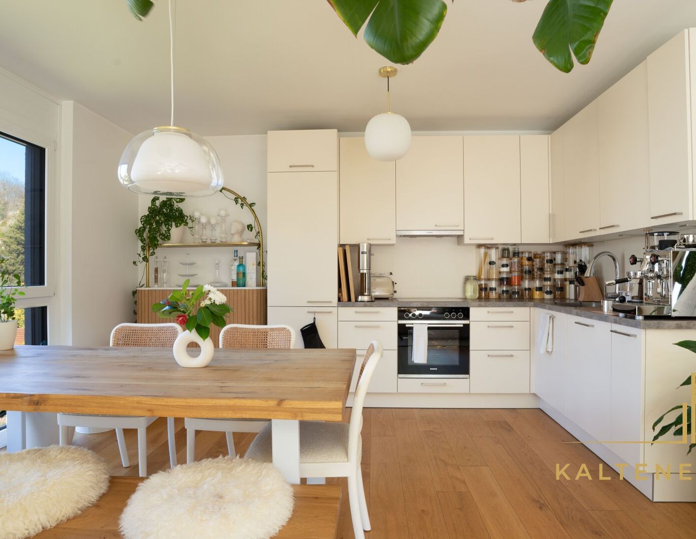 Tolle, helle 2-Zimmer Wohnung mit 21 m² Balkon - neuwertig - Krottenbachstrasse