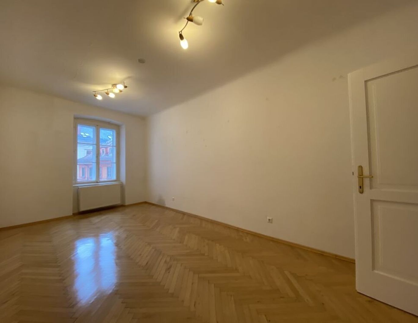 Sehr gepflegte Innenstadtwohnung in absoluter Bestlage - Innere Stadt direkt beim Franziskanerplatz - WG geeignet - Provisionsfrei!