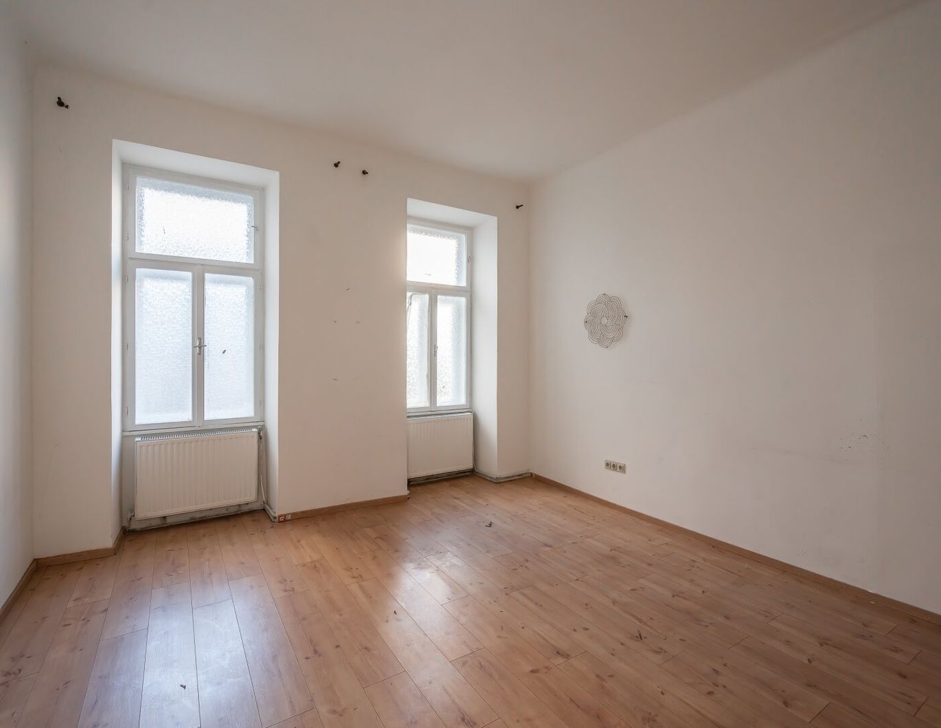 **Hannovermarkt** Renovation Opportunity: Charming 3-Room Period Apartment with Balcony and Airbnb Potential
