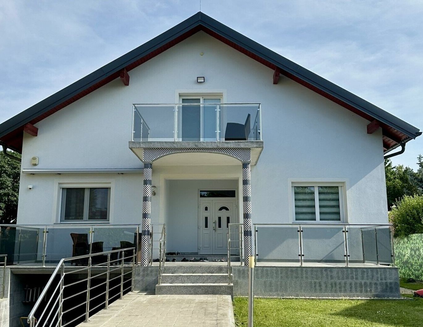Großes, topausgestattetes Haus mit 8 Zimmer, 2 Terrassen, Garten, Pool- und Wellnessbereich