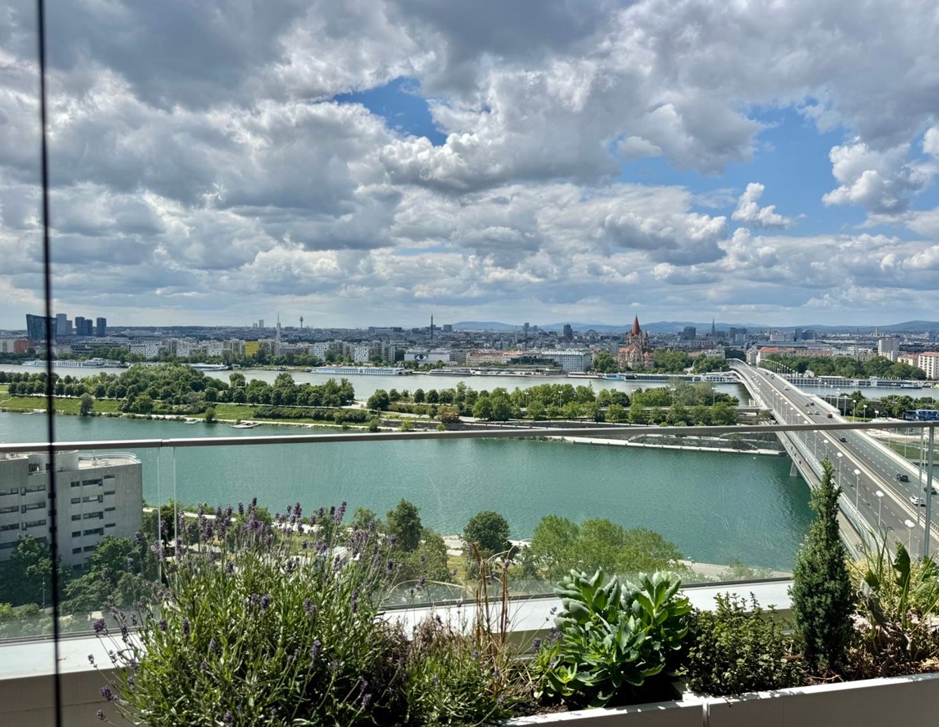 Den schönsten Ausblick auf Stephansdom, Prater & Neue Donau: Doorman, Gym, Pool, Wellness - LUXUS WOHNEN