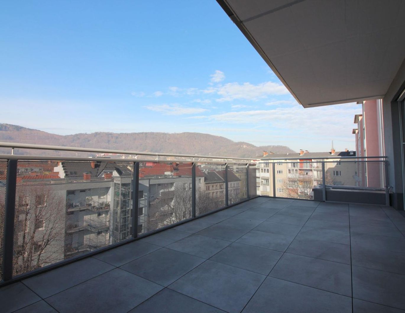 WOHNTRAUM ZUR MIETE! MODERNE 3-ZIMMER-WOHNUNG MIT GROSSER TERRASSE UND FERNBLICK