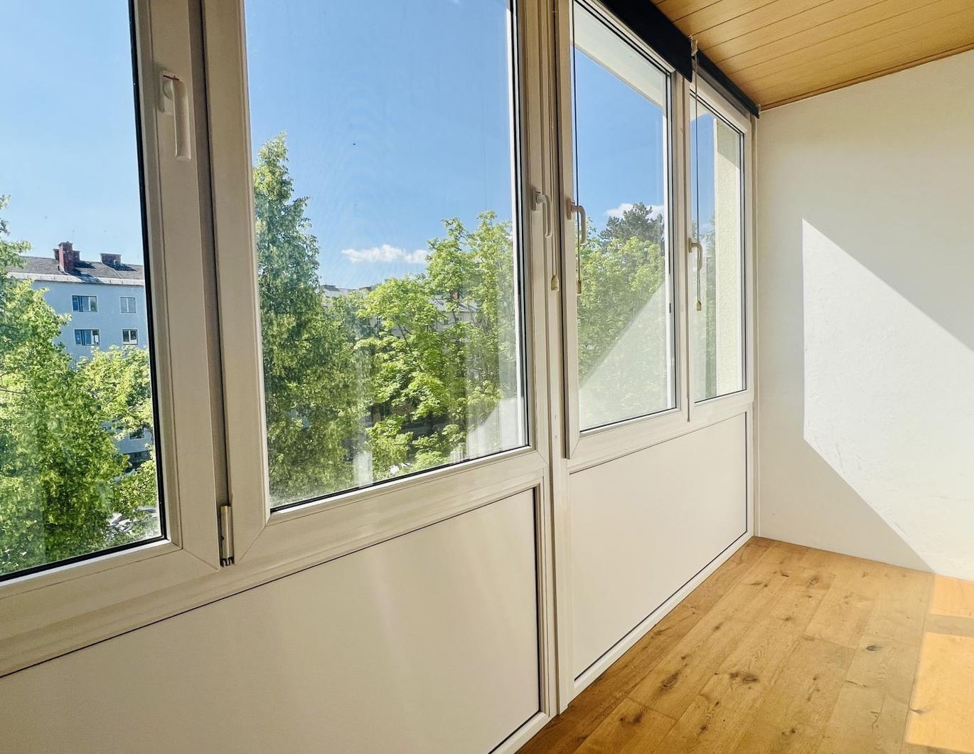Helle Wohnung mit Loggia und Balkon in zentraler Lage
