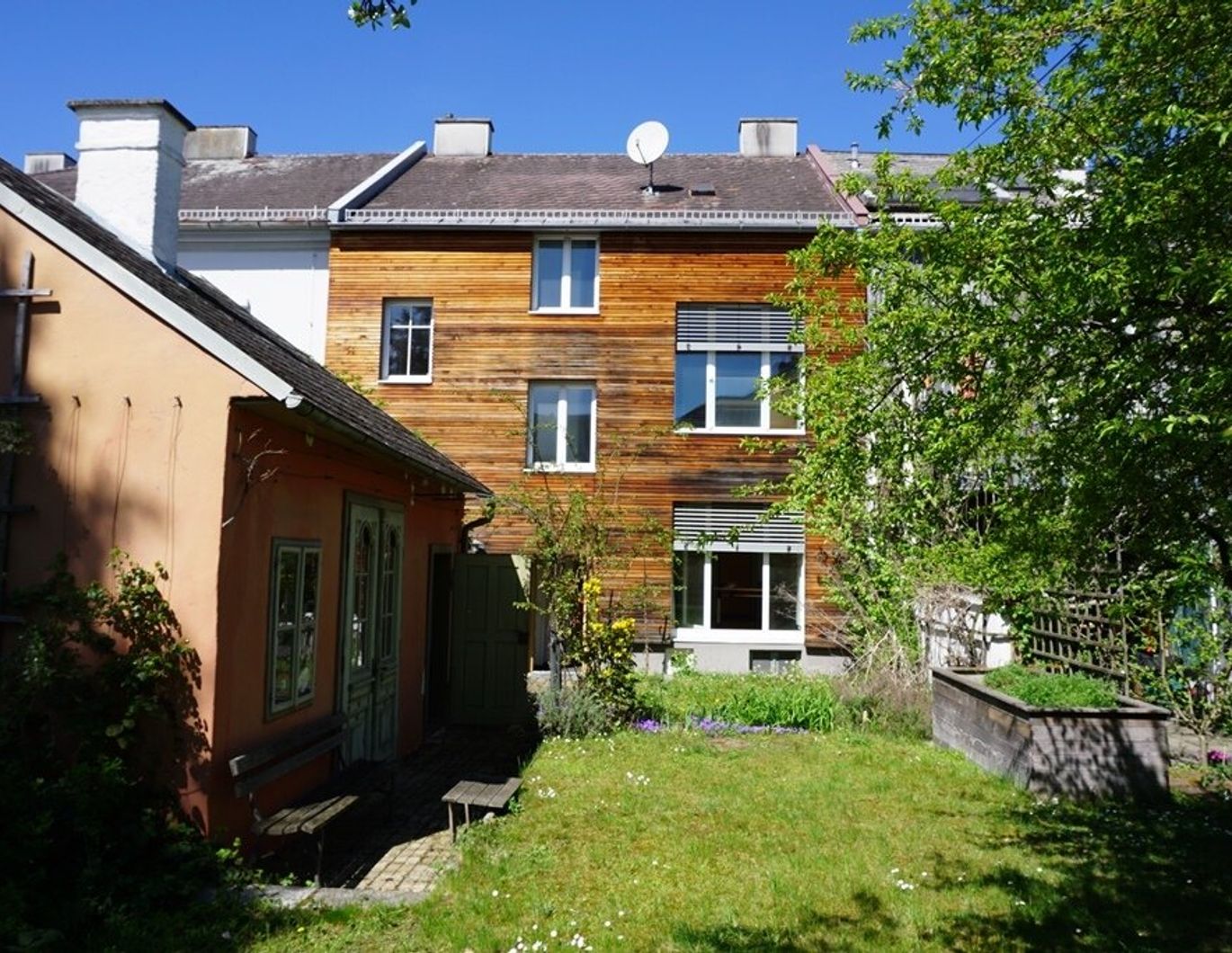 Stilvolles, saniertes Stadthaus mit Altbau-Charme und Grün-Oase