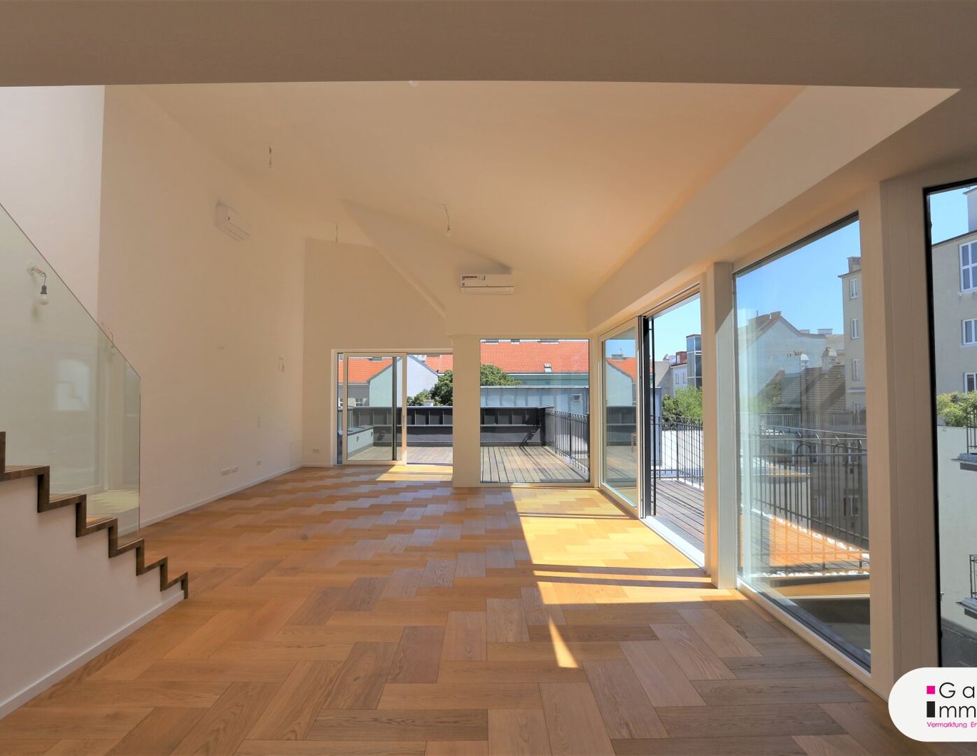 Außergewöhnliche DG-Wohnung mit großen Terrassen und Balkon - zentral begehbar - Nähe Naschmarkt/U4