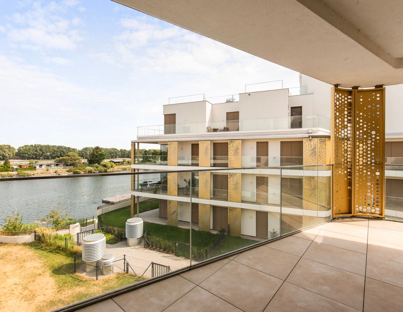 Wohnen, wo andere Urlaub machen: Erstklassige 5-Zimmer-Wohnung am Wasser mit 70m2 Balkon