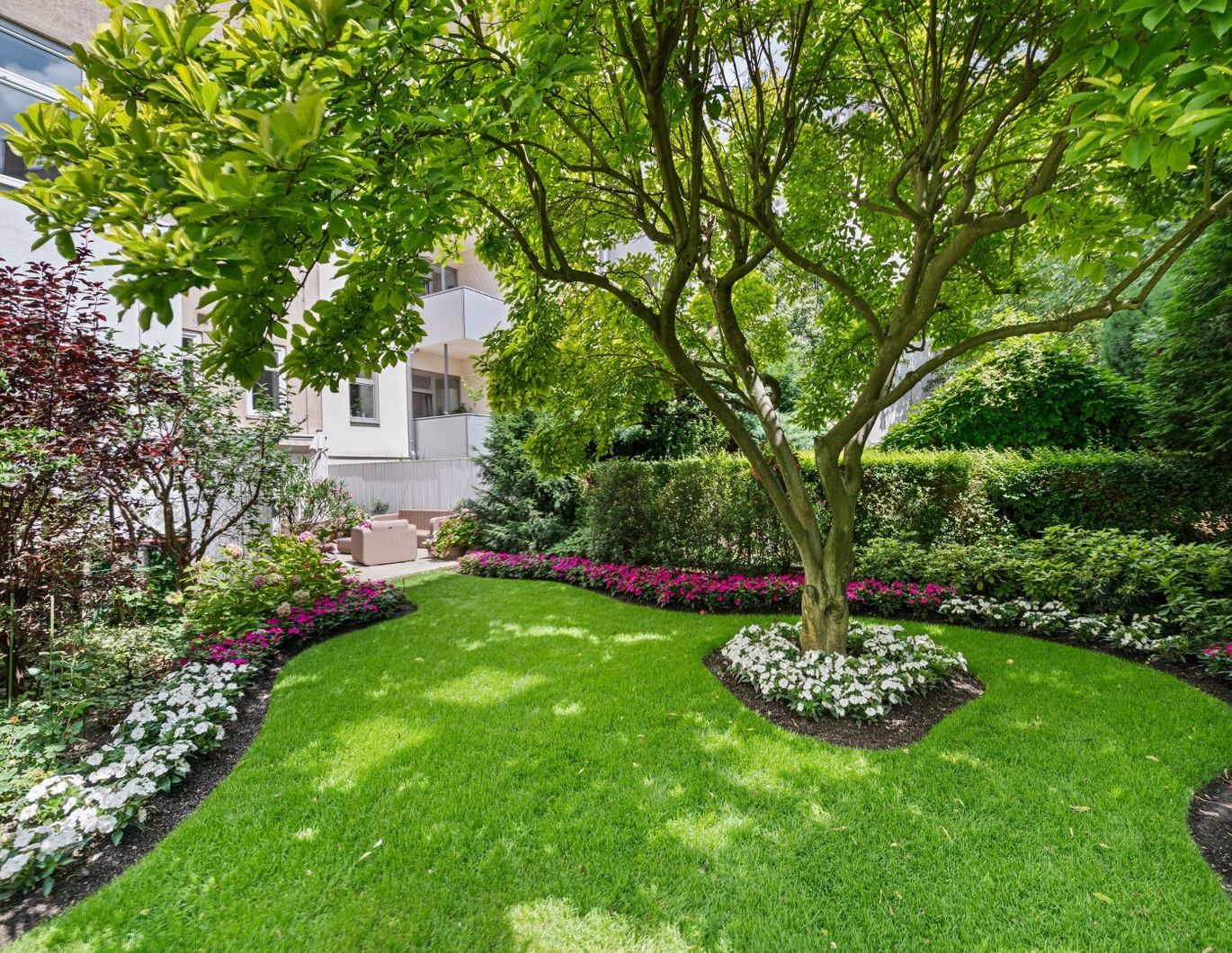 Großzügige Gartenwohnung mit eigenem Pool, 25m² Souterrain und 100m² Eigengarten