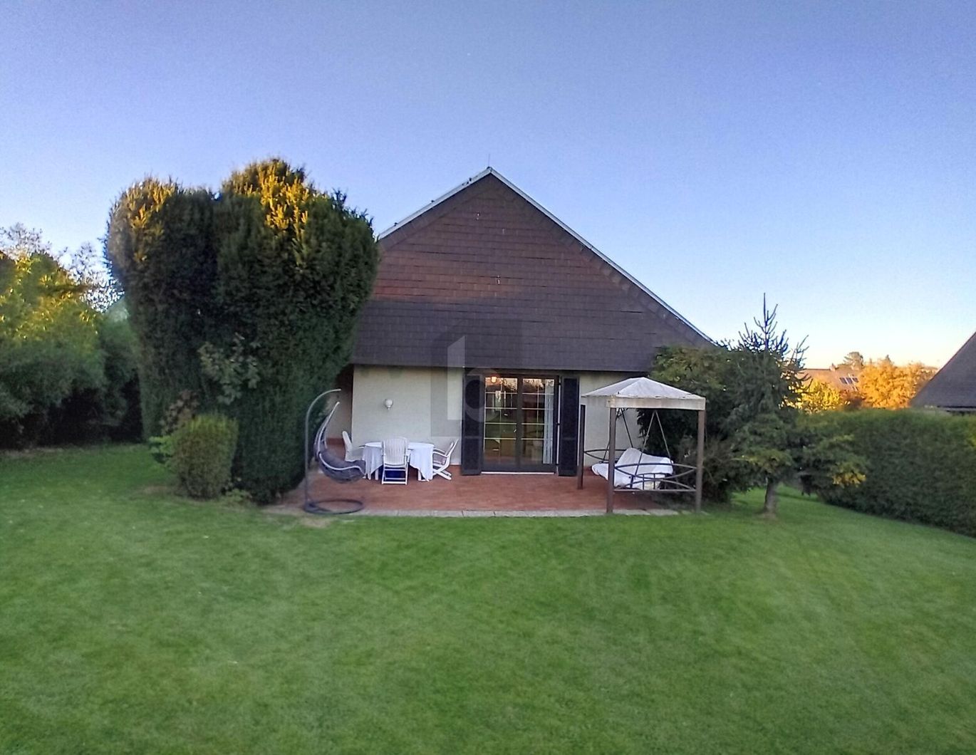 EIN ZUHAUSE MIT CHARAKTER - STILVOLLER BUNGALOW IN EXKLUSIVER AUSSICHTSLAGE