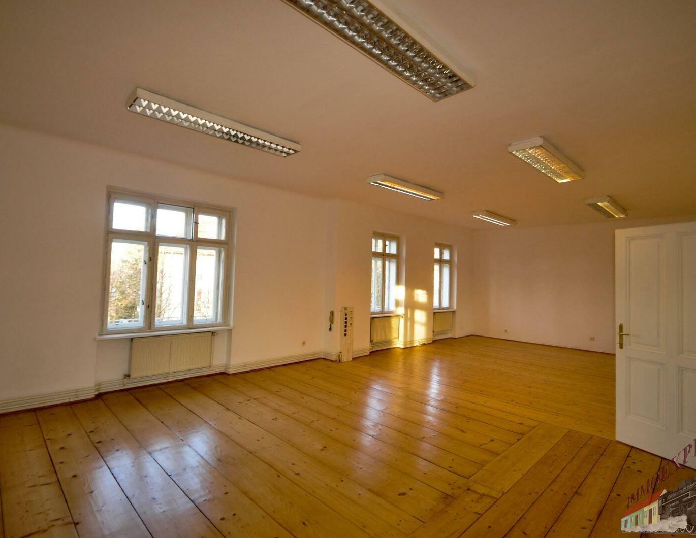 Villa in gut frequentierter und sichtbarer Lage! Ideal als Rechtsanwaltskanzlei oder Praxisraum und dgl. geeignet