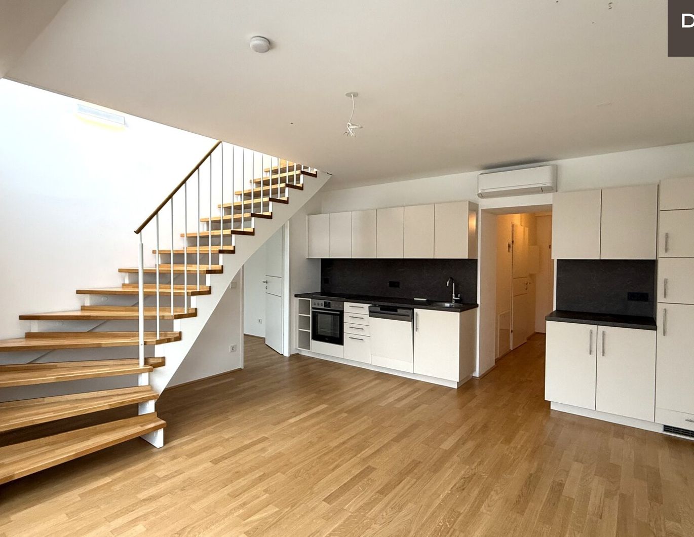 / DG / MAISSONETTE / U-BAHN NÄHE / AB SOFORT VERFÜGBAR / UNBEFRISTETE MIETDAUER / TERRASSE /KLIMATISIERT